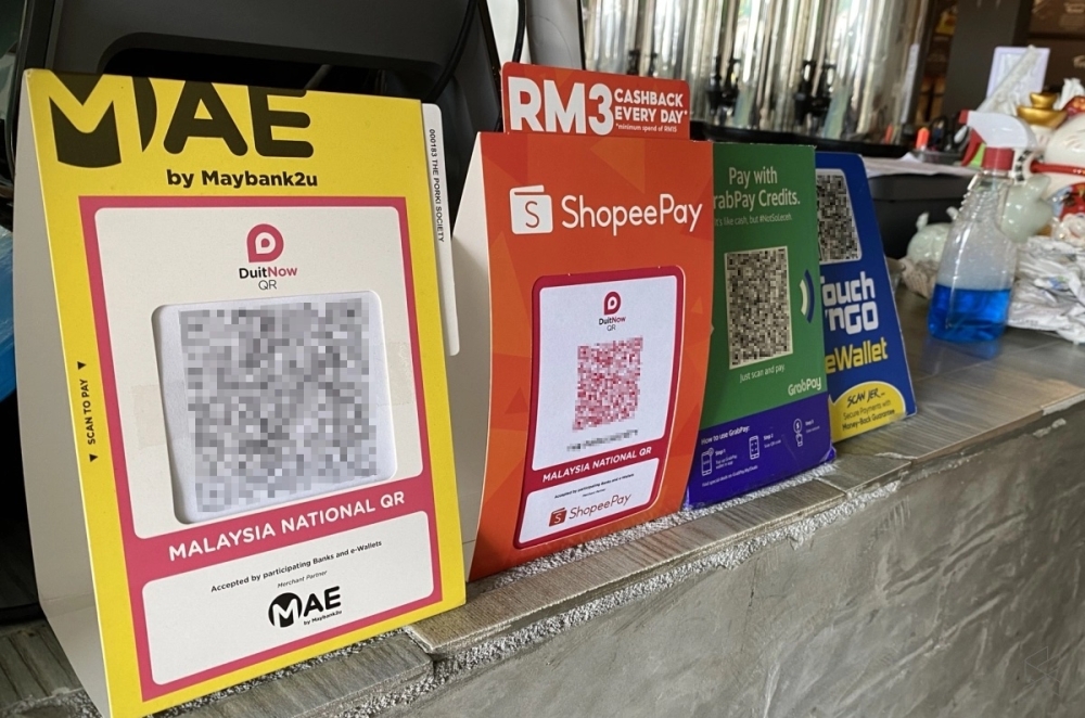 Malaysians aged 21 years old and above with an annual income of not more than RM100,000 can redeem their RM100 eMadani credit from four supported eWallets such as Setel, Shopee Pay, TNG eWallet and MAE. To prevent people from getting scammed, the Ministry of Finance has issued an advisory to warn users about scam tactics that target unsuspecting victims. — SoyaCincau pic