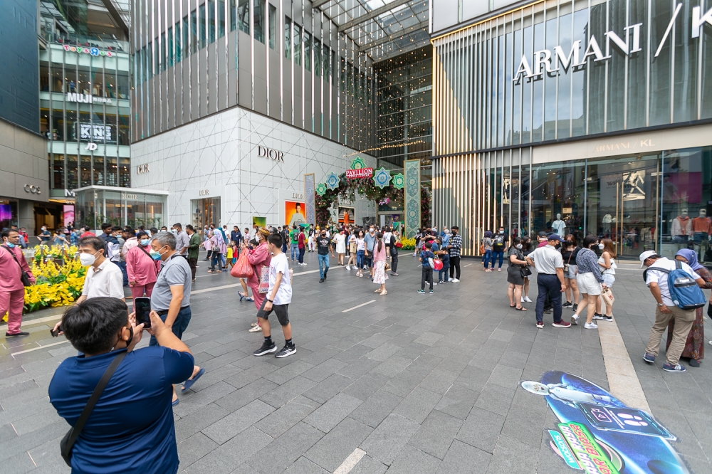 Malaysia Shopping Malls Association president Tan Sri Teo Chiang Kok said shopping complexes are eagerly anticipating an increase in foreign tourist arrivals starting from the Chinese New Year season and expects them to take advantage of the weak ringgit to spend big while in Malaysia. — Picture by Raymond Manuel