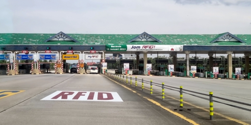 According to a report, the 32 highway concessionaires oppose the government’s move to directly award a purported ‘inexperienced’ private company for the MLFF project. — SoyaCincau pic