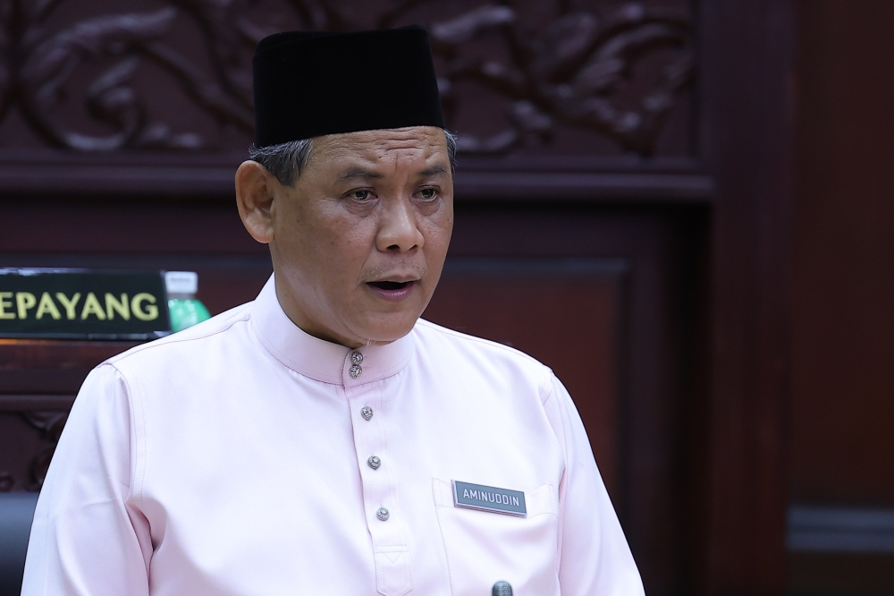 Menteri Besar Datuk Seri Aminuddin Harun says the manufacturing and services sectors will continue to be focused to attract investments next year as it is the largest contributor to the Gross Domestic Product (GDP) of Negeri Sembilan. ― Bernama pic