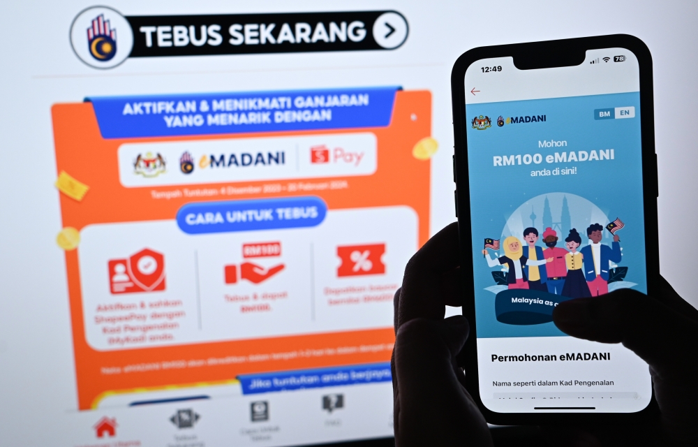 Bukit Aman Commercial Crimes Investigation Department director Datuk Seri Ramli Mohamed Yoosuf reminded the public not to simply click any link from ads or emails and to never use middlemen to register for an eWallet account. — Picture from X/Bernama