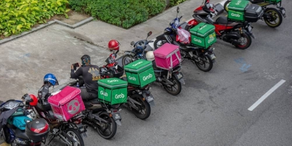 The setting up of the Malaysian Gig Economy Commission needs to be expedited to protect the industry ecosystem and welfare of youth who form the majority of those in the sector, Senator Datuk Aziz Ariffin said today. — Picture by Shafwan Zaidon