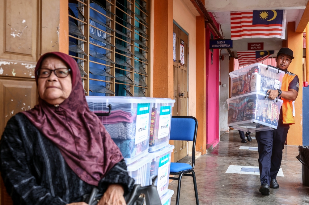 Social Welfare Department staff transfer donations of Prihatin packets to be distributed to 1,500 families affected by floods around the state of Kelantan at the SK Gual Tinggi Temporary Transfer Centre in Pasir Mas, December 4, 2023. — Bernama pic 