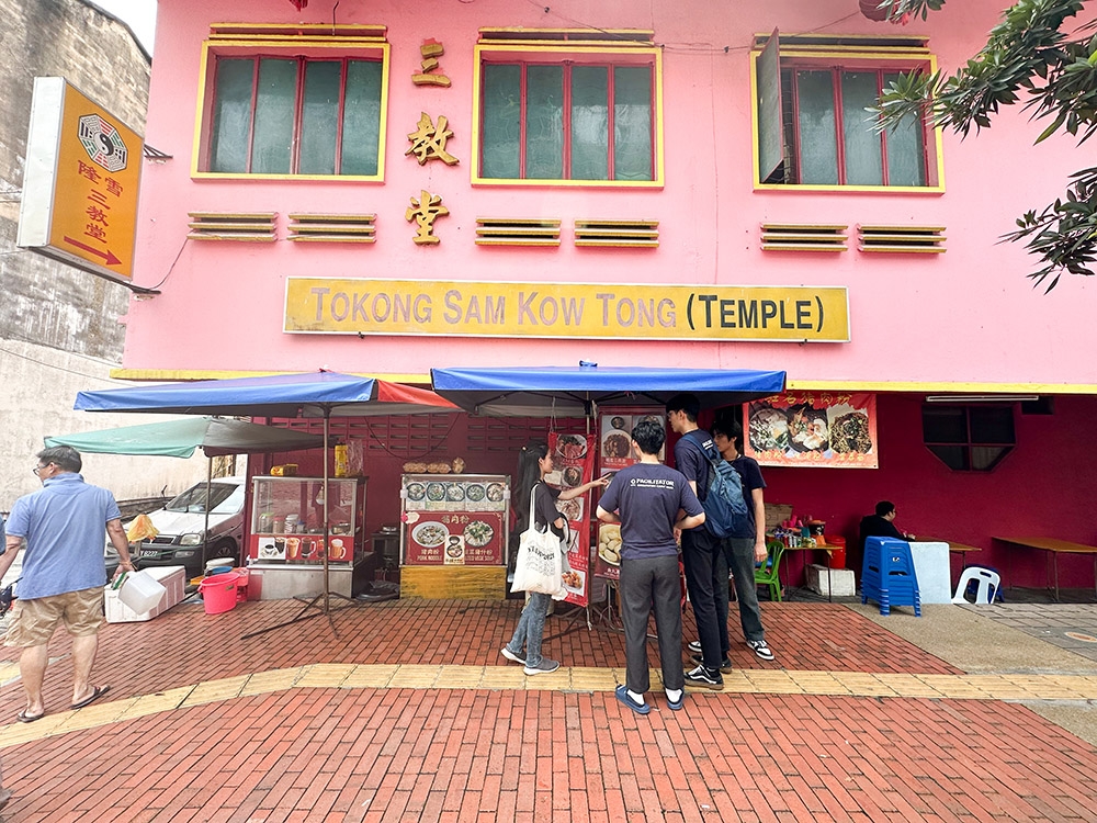 Find the stall in front of the Chinese temple along Jalan Thambipillay.