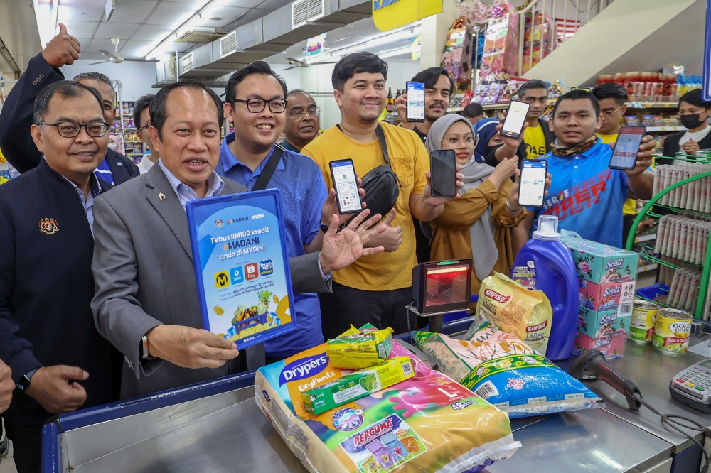 Deputy Minister of Finance, Datuk Seri Ahmad Maslan with people using eMadani credit while making payments at Mydin Putrajaya supermarket, December 6, 2023. — Bernama pic 