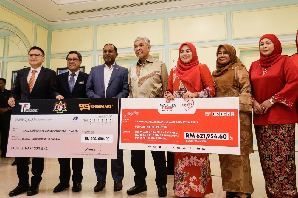 Deputy Prime Minister Datuk Seri Ahmad Zahid Hamidi and Foreign Minister Datuk Seri Zambry Abdul Kadir with donations for the Humanitarian Trust Fund for the People of Palestine from 99 Speedmart Sdn Bhd and Wanita Umno at Perdana Putra, December 6, 2023. — Picture by Sayuti Zainudin