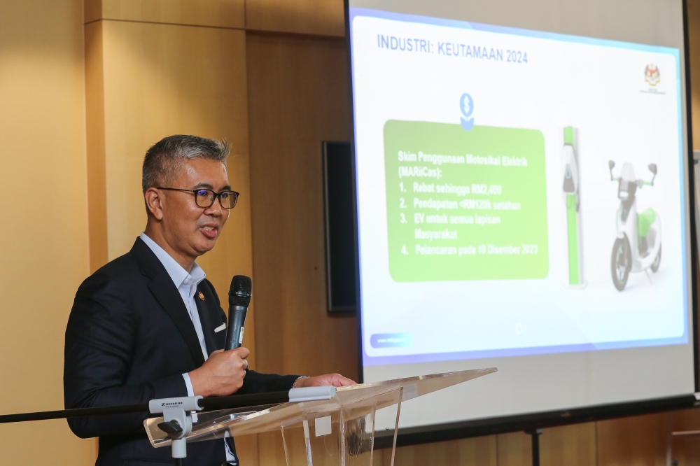 Investment, Trade and Industry Minister Datuk Seri Tengku Zafrul Abdul Aziz speaks during a press conference on the ministry’s one-year report card at Menara Miti in Kuala Lumpur December 6, 2023. — Picture by Yusof Mat Isa  