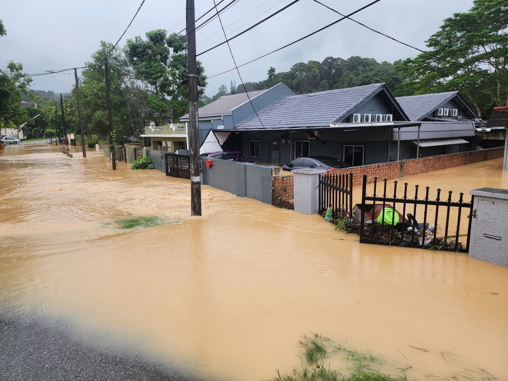 Jalan Mas in Taman Kolam Air inundated with water after a flash flood after continuous heavy rain for two hours in the city since noon, December 6, 2023. — Bernama pic   