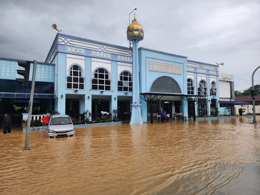 Kolam Ayer mosque in Taman Kolam Air is among 25 locations affected by flash floods, December 6, 2023. — Bernama pic 