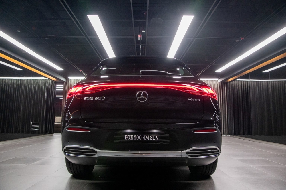 The Malaysian-spec model comes with the AMG Line package, featuring larger air intakes, a chrome rear bumper insert and illuminated aluminium-look running boards. It also rides on 21-inch two-tone AMG alloy wheels. — SoyaCincau pic 