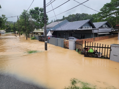 JB residents smash doors, roofs to escape flash floods - Vimarsana News