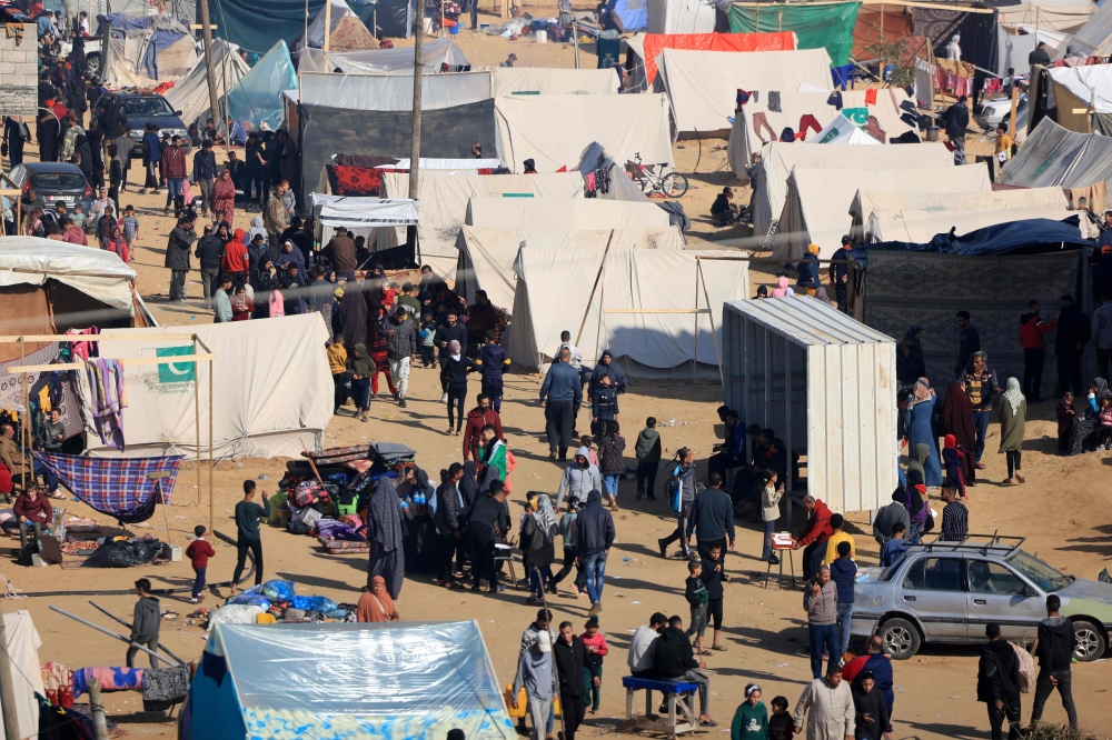 Displaced Palestinians who fled Khan Yunis set up camp in Rafah. — AFP pic