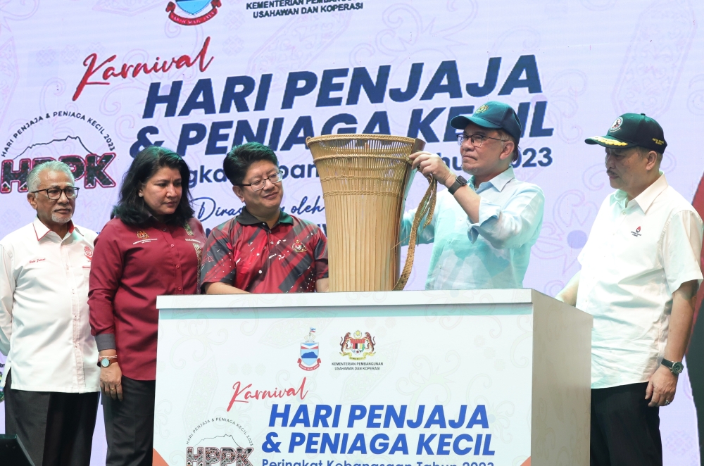Prime Minister Datuk Seri Anwar Ibrahim said all municipal councils must focus on relevant aspects, including water supply and electricity, as well as plumbing, to make this aspiration come true. — Bernama pic 