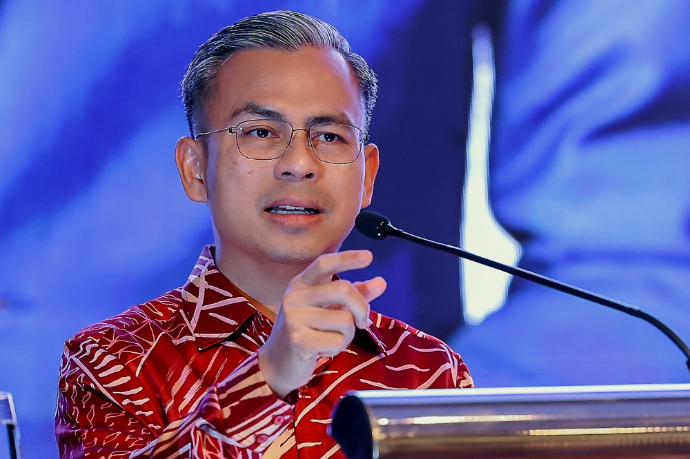 Minister of Communications and Digital Fahmi Fadzil said he will hold a meeting with platform provider Meta next week regarding the issue of scammers taking over WhatsApp accounts. — Bernama pic 