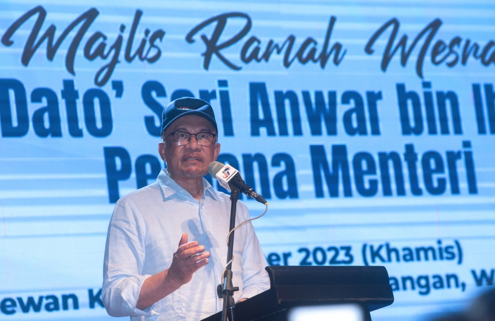 Prime Minister Datuk Seri Anwar Ibrahim said the federal government will focus on resolving basic infrastructure issues involving the people instead of implementing major development projects which can be deferred. — Bernama pic 