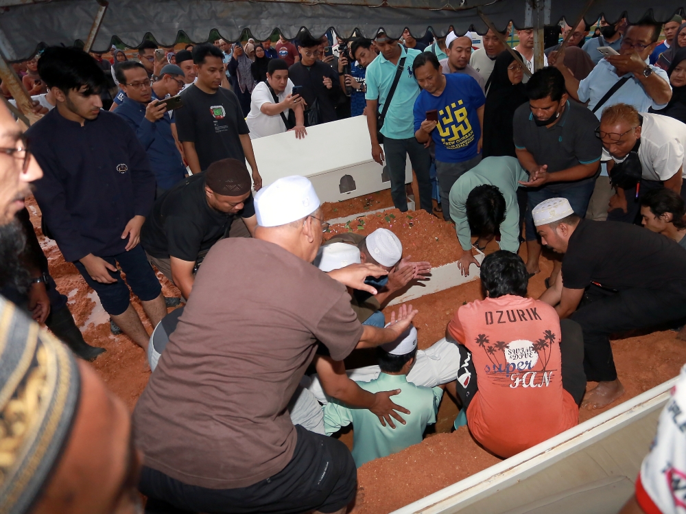 People attend the burial of the late Zayn Rayyan Abdul Matiin, an autistic child, at the Islamic Cemetery, Section 9 Damansara Damai, December 7, 2023. — Bernama pic 