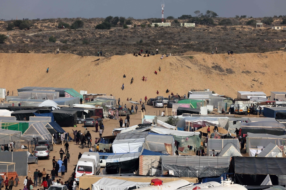 Displaced Palestinians ,who fled Khan Yunis, set up camp in Rafah. — AFP pic
