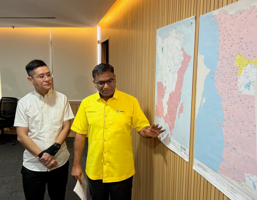 State exco Zairil Khir Johari and PBAPP chief executive officer K. Pathmanathan show the areas affected by the water supply disruption. — Picture by Opalyn Mok