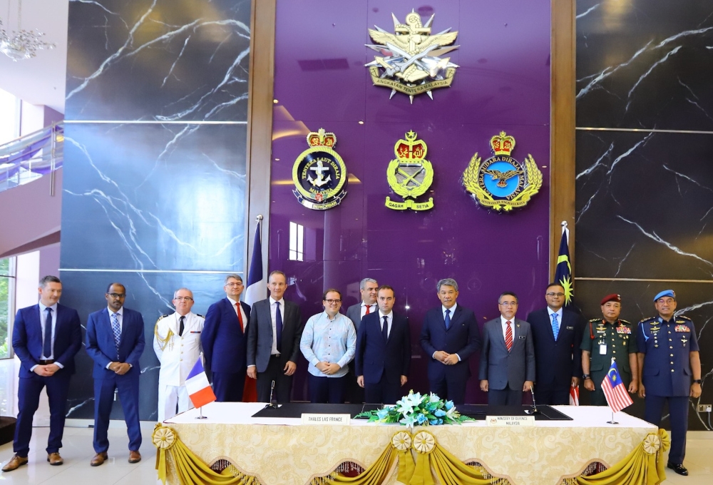Defence Minister Datuk Seri Mohamad Hasan in a group photo with French Minister of the Armed Forces Sebastian Lecornu in conjunction with his first official visit to Malaysia, December 8, 2023. — Picture from X/Bernama 