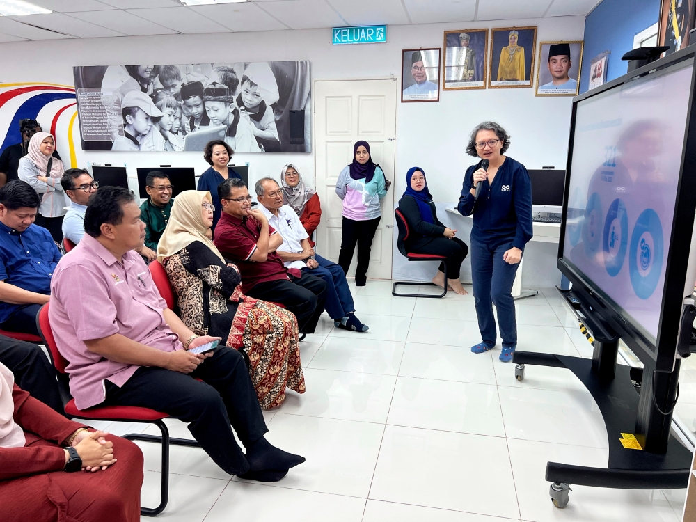 Health Minister Dr Zaliha Mustafa (front, 2nd left) attends the Felda Medoi Agrofest 2023, World Children’s Day and health screening programme at Felda Medoi Digital Economy Centre in Segamat December 9, 2023. — Bernama pic 
