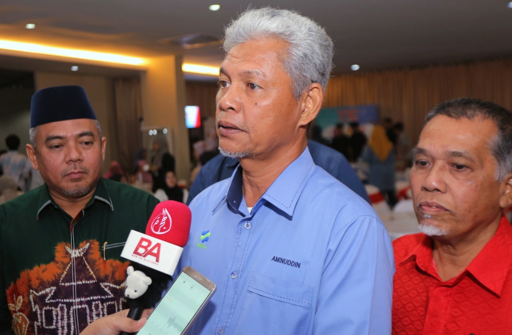 Fama chairman Aminuddin Zulkipli speaks to the media after attending the Integrated Food Security programme organised by the Perak Malay Chamber of Commerce at TAJ College in Ipoh December 9, 2023. — Bernama pic 