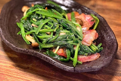 Savoury, buttery and full of umami! Try this sautéed spinach and bacon at home