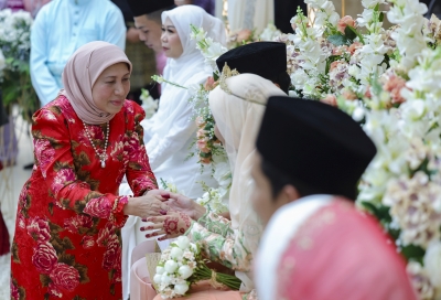 Nancy Shukri: Expand mass wedding programme to boost national birth rate 