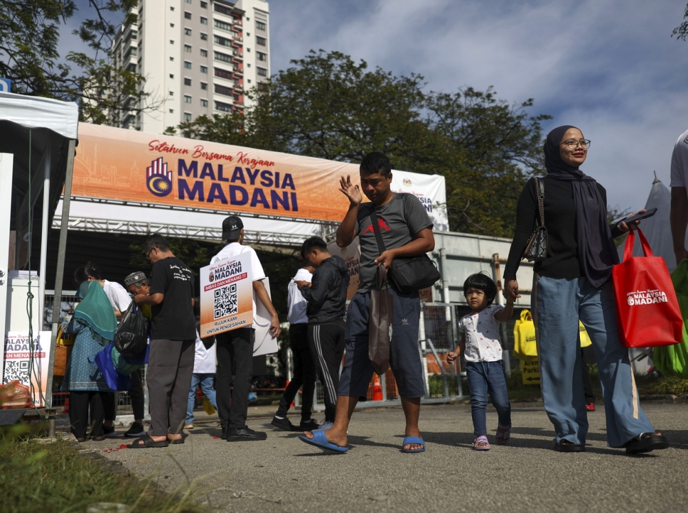 People arriving at the grounds of the Bukit Jalil National Stadium to experience for themselves the activities on the last day of the Madani Government’s One Year Program December 10, 2023. — Bernama pic