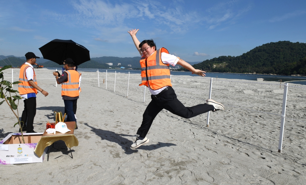 Penang Chief Minister Chow Kon Yeow jumping at the Footsteps to Silicon Island Ceremony in George Town, December 10, 2023. — Bernama pic