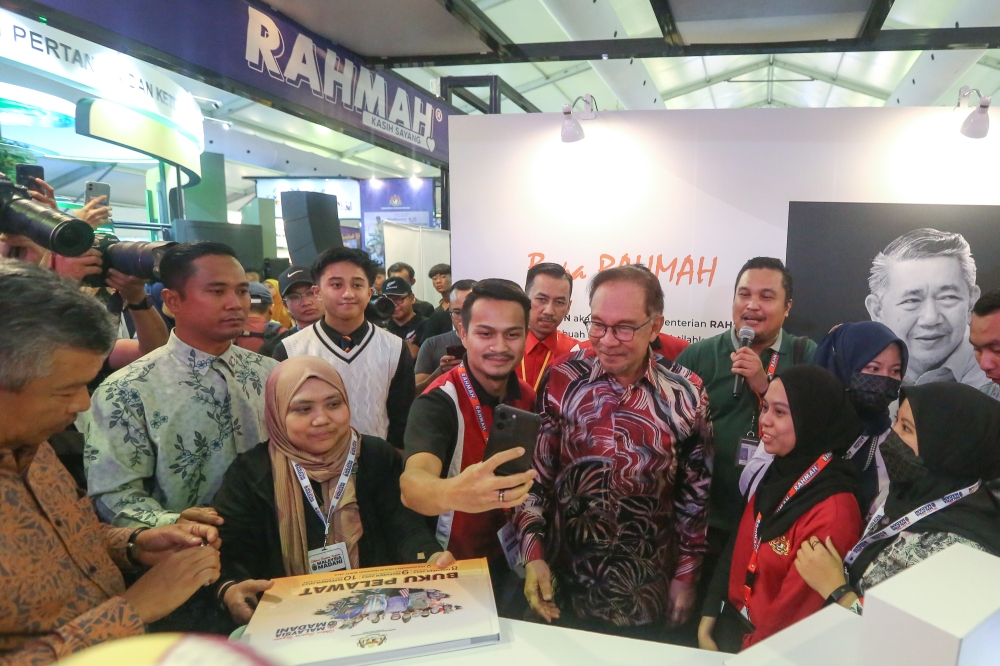 Prime Minister Datuk Seri Anwar Ibrahim mingles with guests during the Madani government’s one-year anniversary programme at Bukit Jalil National Stadium December 10, 2023. — Picture by Yusof Mat Isa 