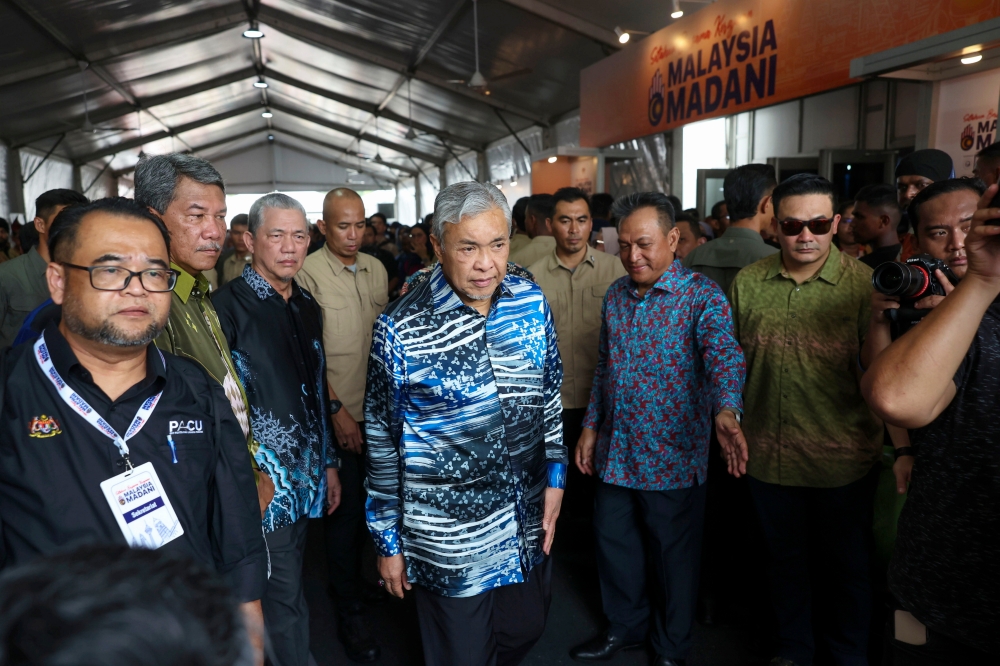 Deputy Prime Minister Datuk Seri Ahmad Zahid Hamidi (4th right), Deputy Prime Minister Datuk Seri Fadillah Yusof (3rd left) and Defence Minister Datuk Seri Mohamad Hasan (2nd left) arrive for the closing of the Madani Government’s One Year Anniversary Programme in Kuala Lumpur December 10, 2023. — Bernama pic 