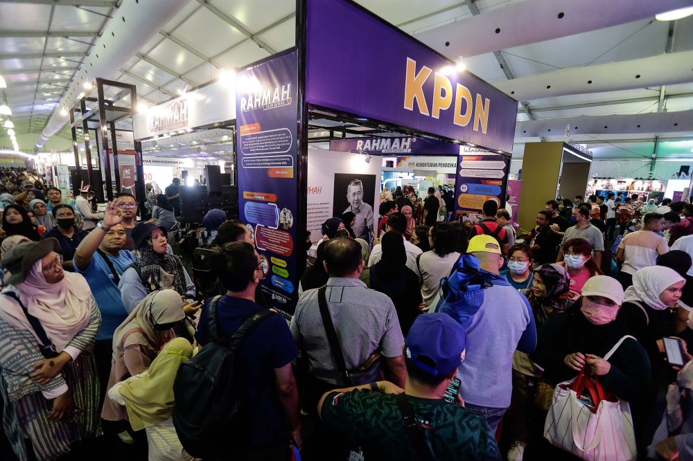 Visitors are seen taking part in the activities provided by the booths during the Madani Government One Year Anniversary Programme at the Bukit Jalil National Stadium December 10, 2023. — Picture by Sayuti Zainudin
