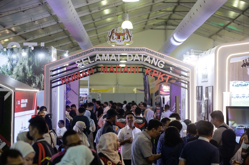 Visitors are seen at the Madani Government One Year Anniversary Programme at the Bukit Jalil National Stadium December 10, 2023. — Picture by Sayuti Zainudin