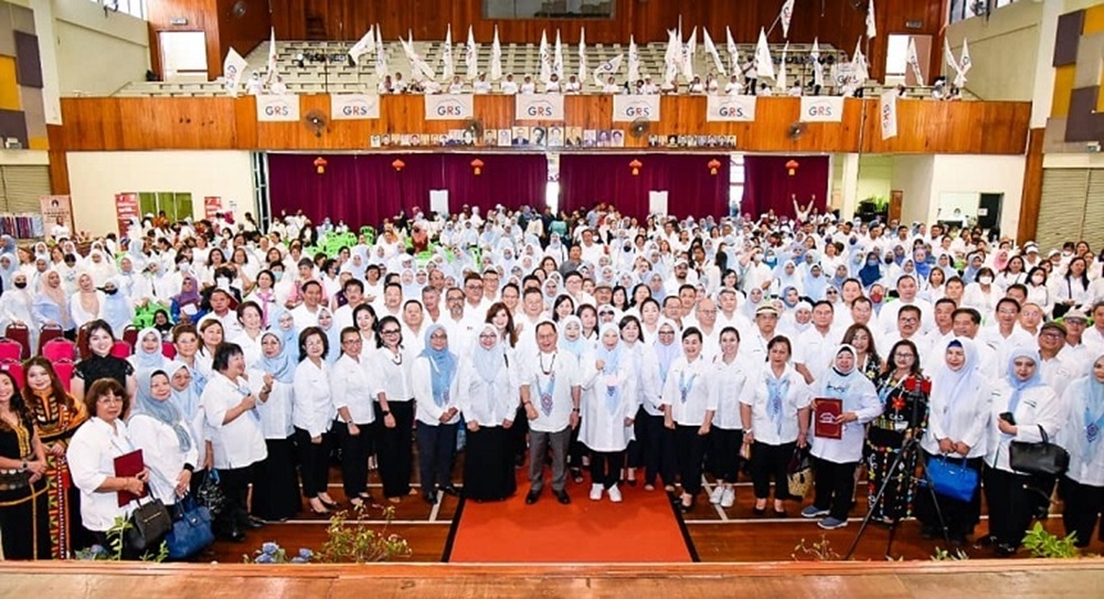Deputy Chief Minister Datuk Seri Panglima Jeffrey Kitingan, Azizah and the GRS Women members who attended the opening ceremony of the roadshow. — Borneo Post pic
