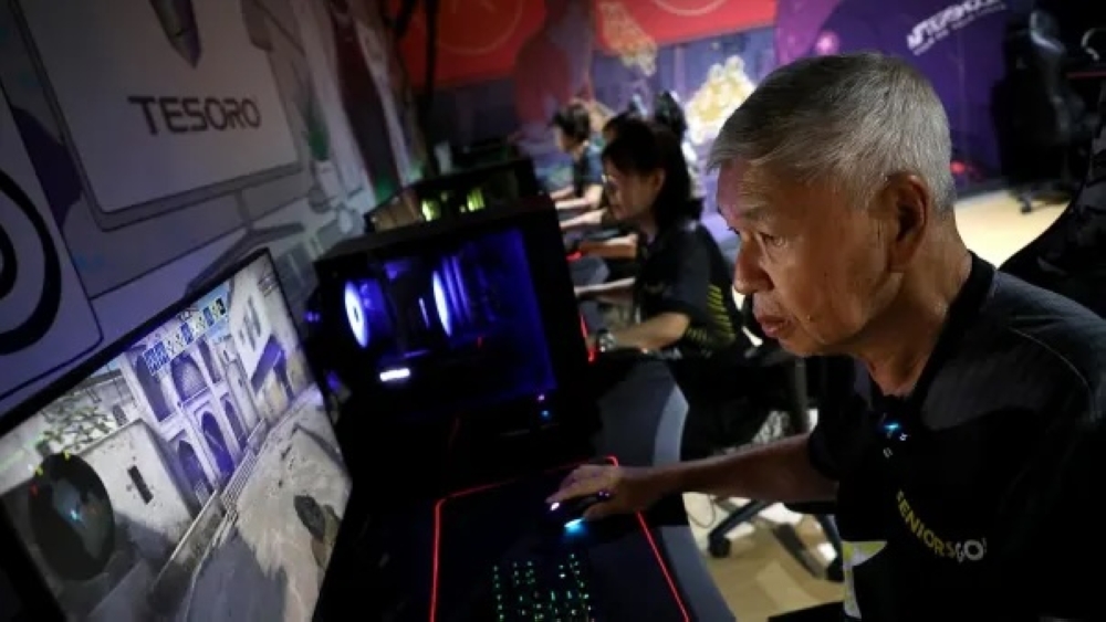Jimmy Tang, 74, playing Counter-Strike: Global Offensive. He is one of the seniors who have trained to play the game as part of Lien Foundation’s Seniors Go! programme. — TODAY pic