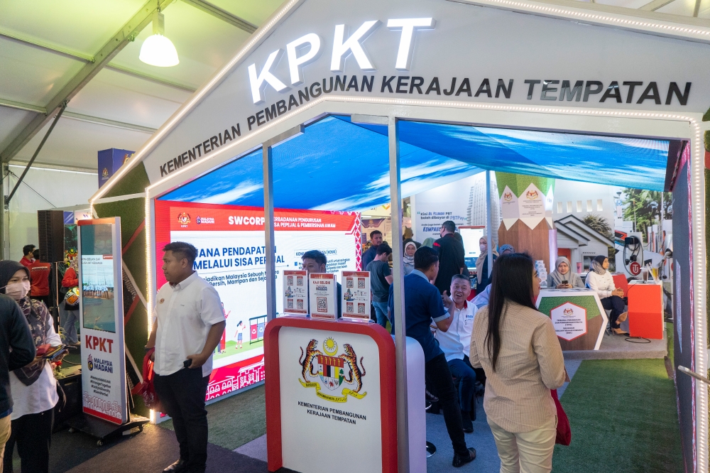 Visitors take part in the activities provided at booths by the government ministries and agencies during the Madani Government One Year Anniversary Programme at the Bukit Jalil National Stadium December 9, 2023. — Picture by Shafwan Zaidon