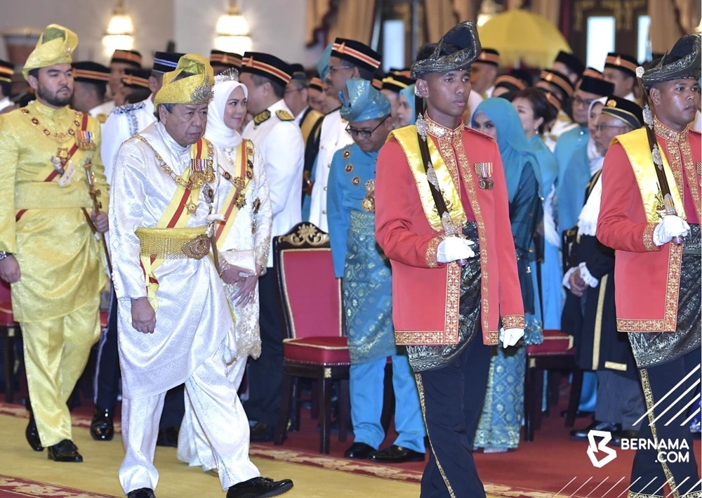 Sultan of Selangor Sultan Sharafuddin Idris Shah (second from left) arrives at the investiture ceremony of state honours, in conjunction with his 78th birthday. — Picture via X/Bernamadotcom