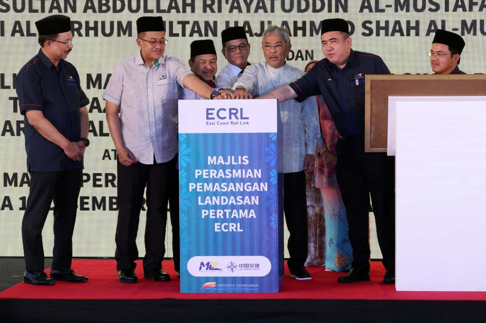 The overall rate of progress of the East Coast Rail Link (ECRL) project has reached over 56 per cent as of November, said Transport Minister Anthony Loke Siew Fook. — Bernama pic