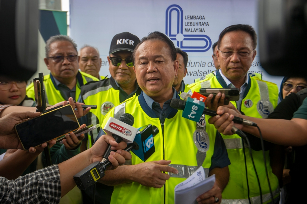 Works Minister Datuk Seri Alexander Nanta Linggi has instructed the Public Works Department to prepare a detailed report concerning an Indonesian worker who died in a landslide incident at the construction site of the Lingkaran Tengah Utama (LTU) Expressway in Kampung Berembang, Kuala Lipis, Pahang. ― Picture by Shafwan Zaidon