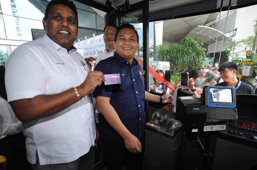 Johor Public Works, Transport and Infrastructure Committee chairman Mohamad Fazli Mohamad Salleh (right) and Johor Tourism, Environment, Heritage and Culture Committee chairman K. Raven Kumar at the Marina Hotel in Iskandar Puteri December 12, 2023. — Picture by Ben Tan