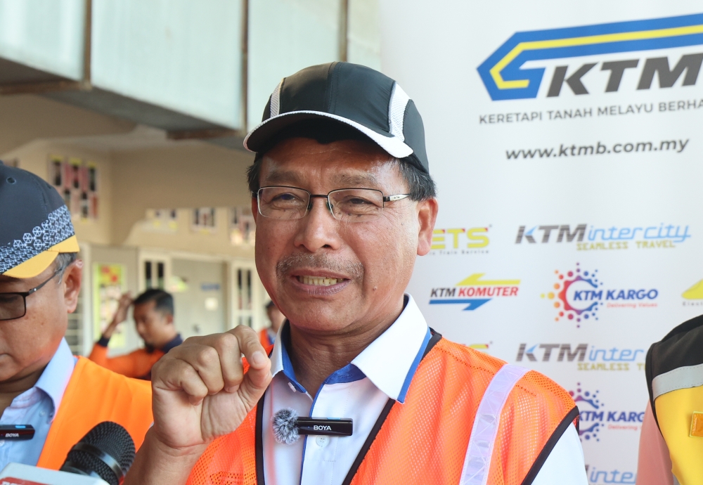 Keretapi Tanah Melayu Berhad (KTMB) Group chief executive officer Datuk Mohd Rani Hisham Samsudin said the restoration work involved the reinstallation of broken cables, replacement of damaged components and testing of the electricity supply to the overhead line. ― Bernama pic