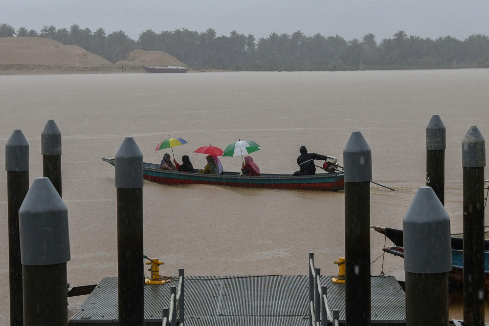Residents in the Tumpat archipelago go about their daily routine as usual despite the rainy weather and dark clouds at Kuala Besar Jetty, Kota Baru, December 13, 2023. — Bernama pic 
