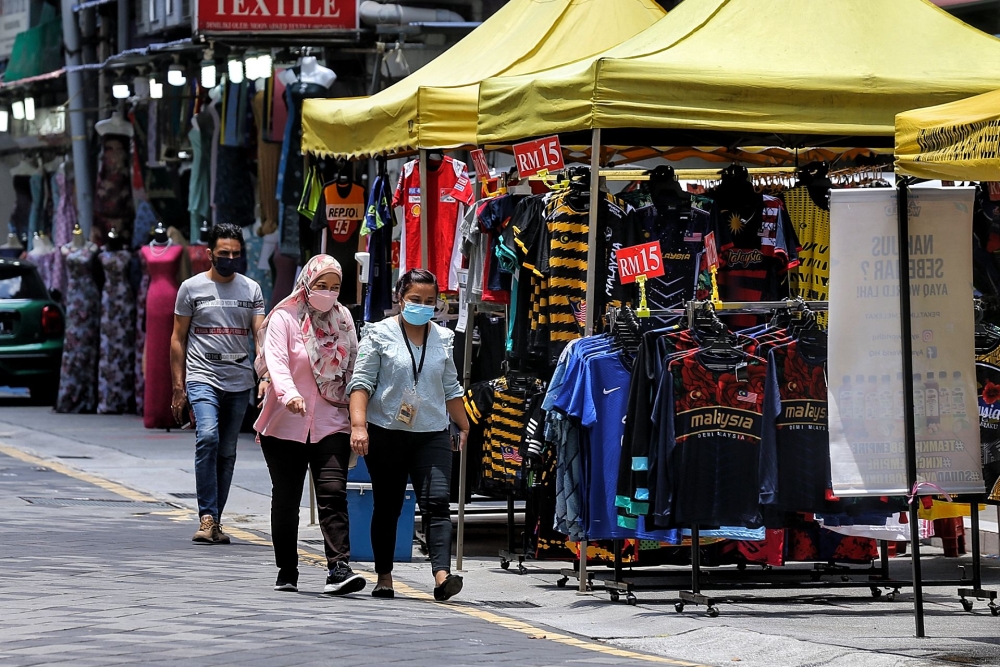 Health director-general Datuk Dr Muhammad Radzi Abu Hassan advised the public to wear masks during gatherings with friends and family as the 49th Epidemiological Week (ME49) from December 3-9 revealed a concerning surge, with 12,757 reported cases compared to 6,796 cases in ME48. —  Picture by Ahmad Zamzahuri