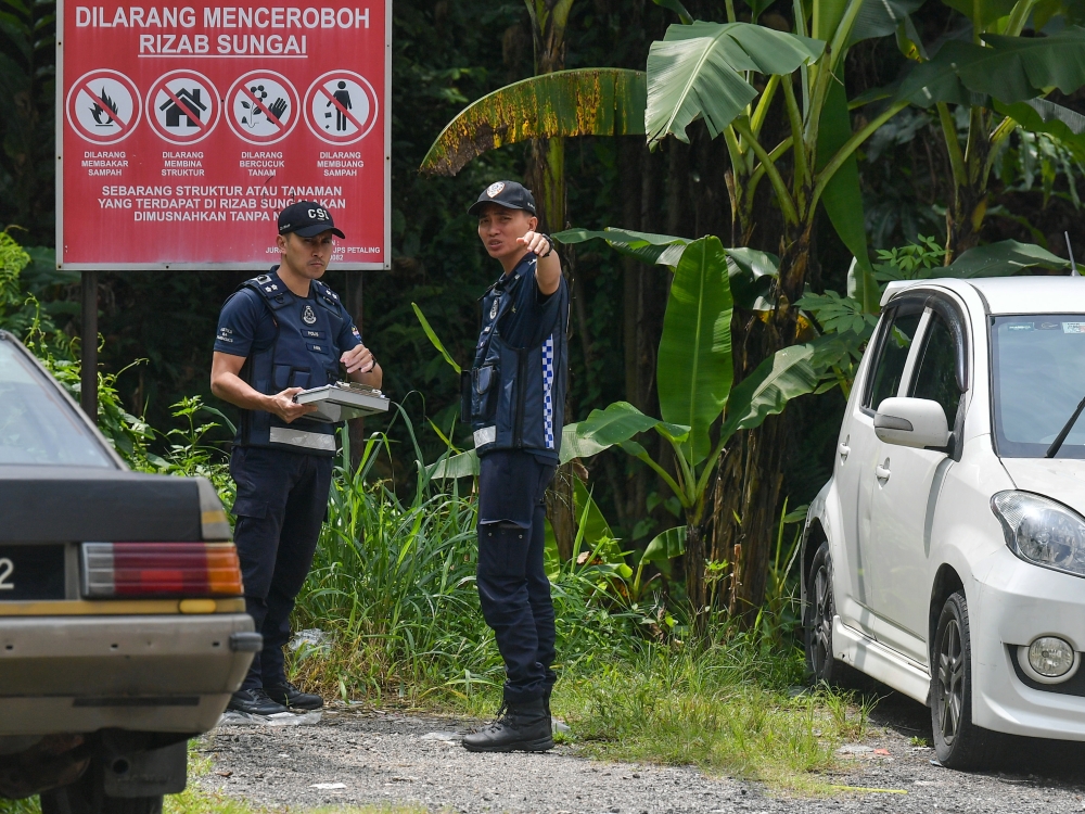 Members of Selangor Police Contingent Headquarters Forensic Unit at the site where Zayn Rayyan’s body was discovered, Idaman Apartment, Damansara Damai, December 12, 2023. — Bernama 