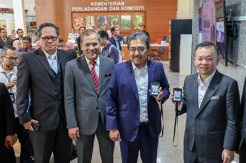 The Malaysian Palm Oil Association congratulates Datuk Seri Johari Abdul Ghani (2nd right) and Datuk Chan Foong Hin (right) on their appointments as the new Minister and Deputy Minister of the Plantation and Commodities Ministry, respectively. — Bernama pic 
