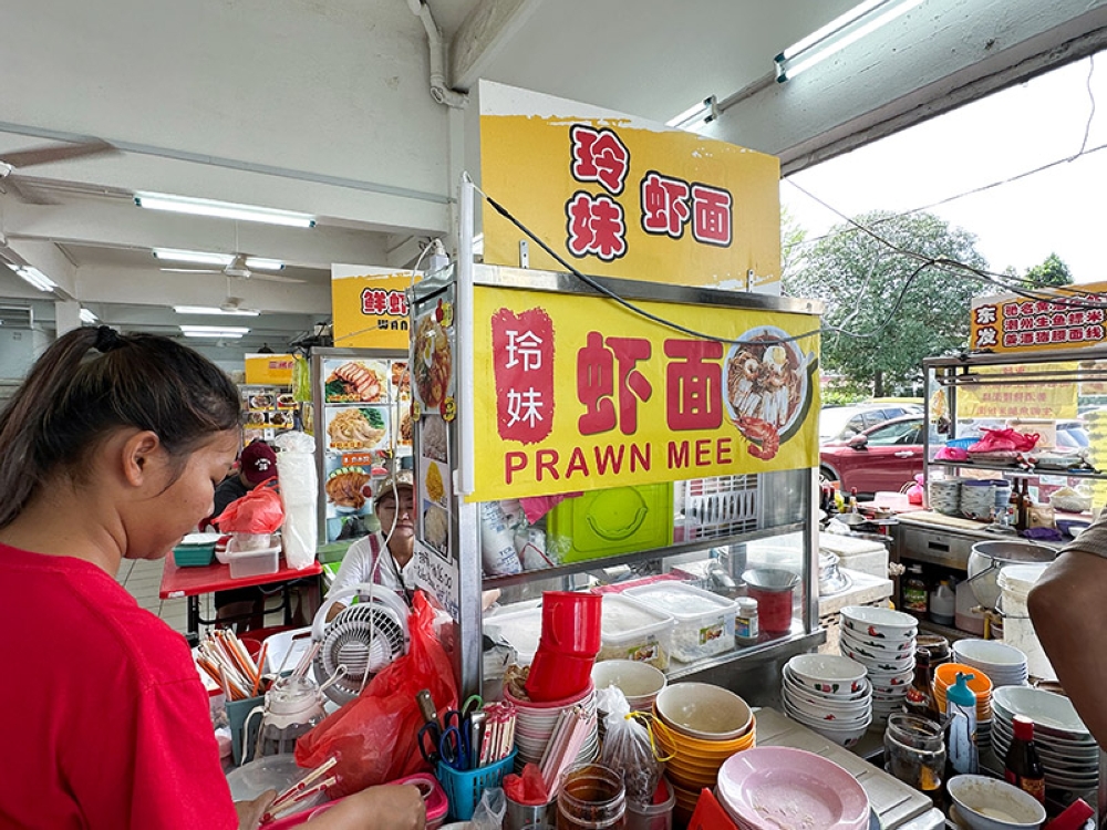 The stall owner for the prawn mee may not be from Penang but her version is slurp worthy