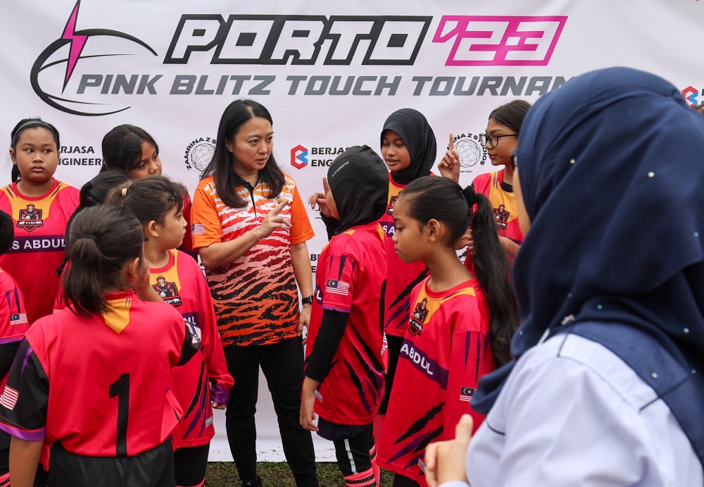 Youth and Sports Minister Hannah Yeoh at the inaugural Pink Blitz Touch Rugby Porto ’23 championship at Sekolah Kebangsaan Bukit Damansara December 15, 2023. ― Bernama pic