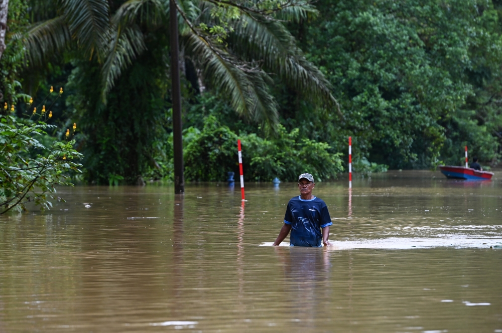 Chief Statistician Datuk Seri Mohd Uzir Mahidin, in a statement, said Sarawak recorded the highest number of flood incidents with 242, followed by Kedah (108) while Terengganu and Selangor each had 107 incidents. — Bernama pic 