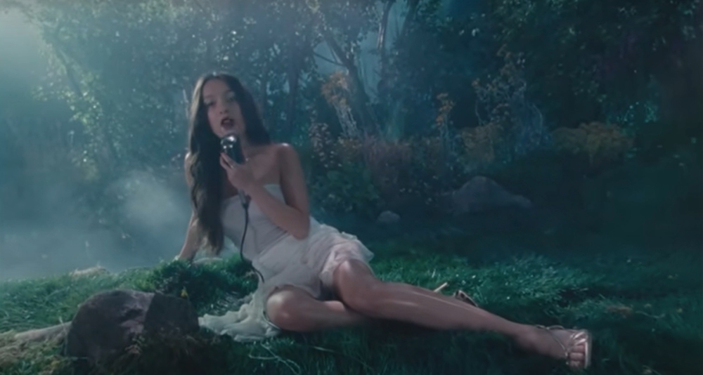 A screenshot of Olivia Rodrigo singing in the music video for ‘Vampire’. ― Picture via YouTube