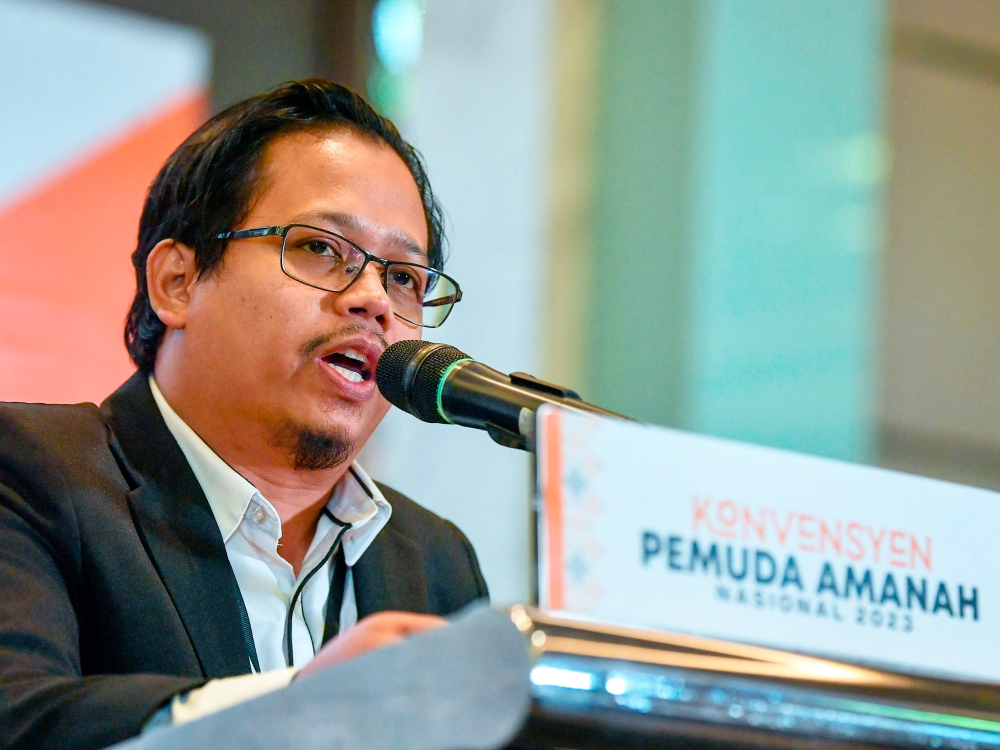 Amanah Youth Representative of Balik Pulau Area, Penang, Faizul Shaiffe presenting a proposal at the National Amanah Youth Convention 2023 in Bangsar South, December 16, 2023. — Bernama pic